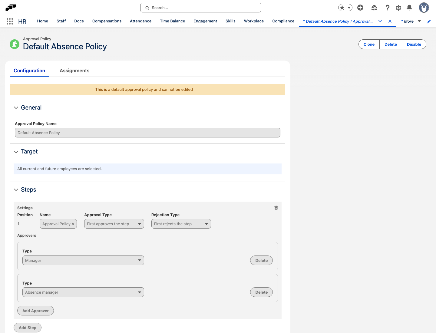 Der Datensatz der Default Absence Policy in Salesforce mit Zielgruppe und einem Genehmigungsschritt für Manager und Abwesenheitsmanager