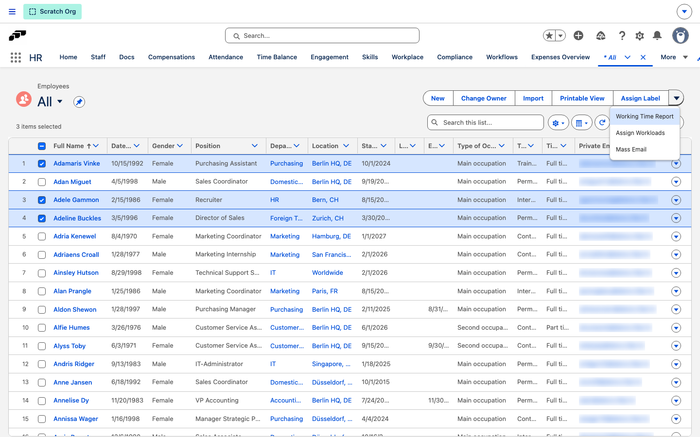 Die Listenansicht Employees mit drei ausgewählten Mitarbeitern und Mass Email im Schaltflächenmenü der Listenansicht