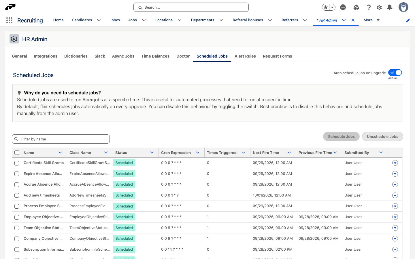 Der Tab Geplante Jobs in HR Admin mit dem Schalter für die automatische Planung, den Schaltflächen zum Planen mehrerer Jobs und der Liste der flair-Jobs