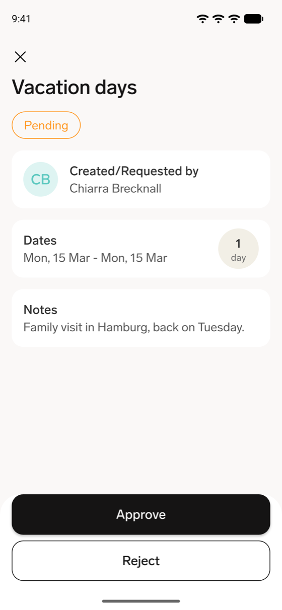 Ein ausstehender Abwesenheitsantrag in der flair Mobile App mit Termine, der Anzahl der Tage, Notizen und den Schaltflächen Genehmigen und Ablehnen