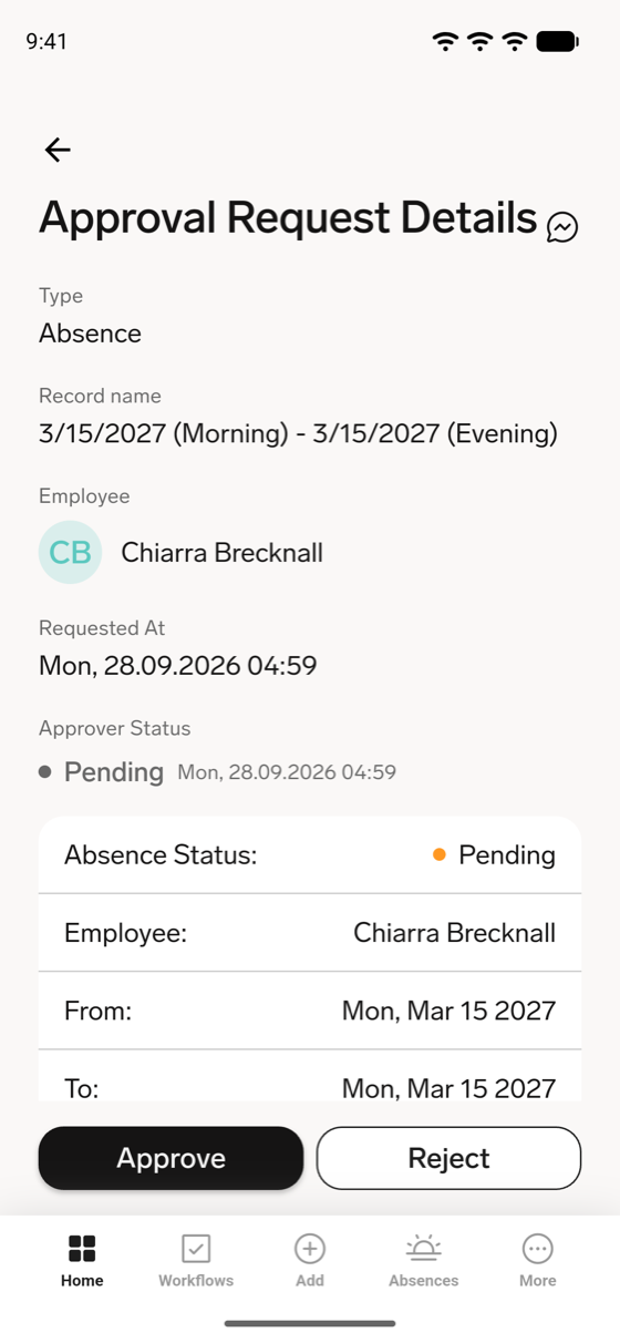 Approval Request Details in der flair Mobile App mit Type, Record name, Employee, Requested At und Approver Status über den Schaltflächen Genehmigen und Ablehnen