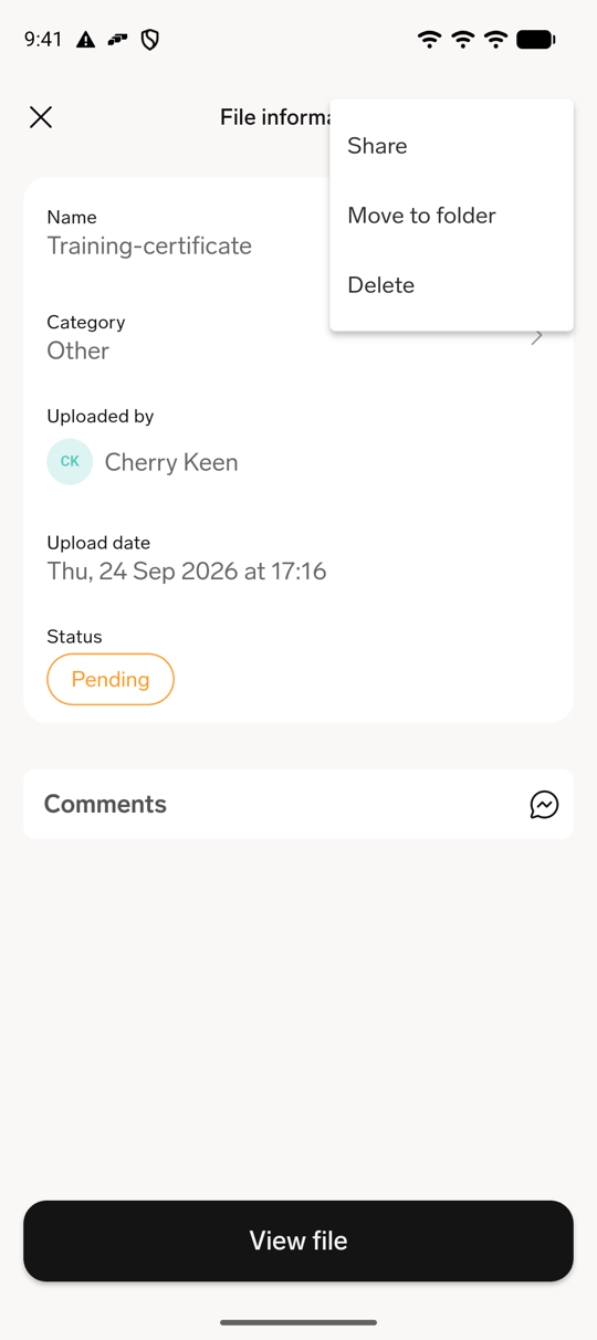 Dateiinformationen eines auf dem Mobilgerät hochgeladenen Dokuments mit Name, Kategorie, Hochgeladen von, Upload-Datum, Status Ausstehend und dem Aktionsmenü mit Teilen, In Ordner verschieben und Löschen