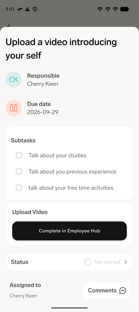 Eine Workflow-Aufgabe auf dem Mobilgerät mit Verantwortlicher, Fälligkeitsdatum, Kontrollkästchen für Teilaufgaben, der Aktion Im Mitarbeiter-Hub abschließen für eine Videoaufgabe und Status