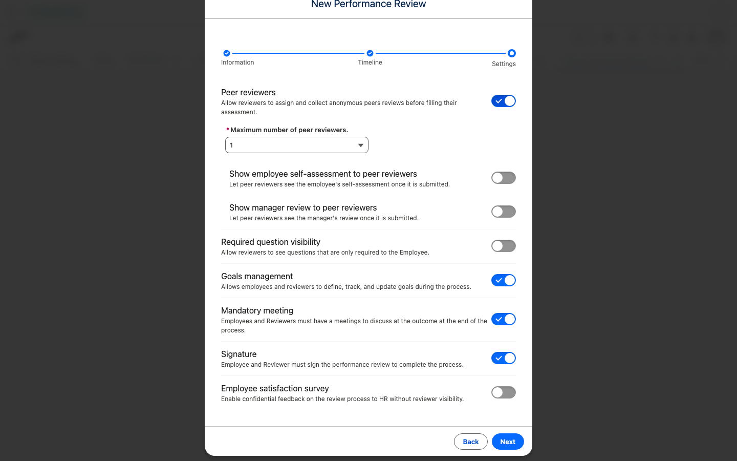 Die Schalter Show employee self-assessment to peer reviewers und Show manager review to peer reviewers unterhalb der Anzahl der Peer Reviewer in einem sequenziellen Performance Review