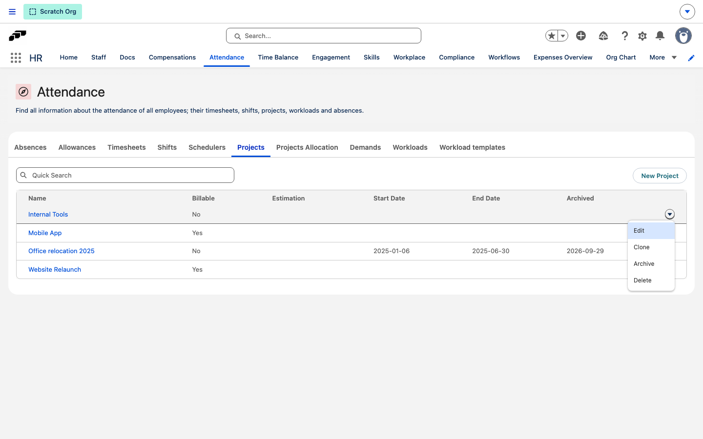 Der Tab Projekte unter Anwesenheit mit dem geöffneten Menü für Zeilenaktionen eines Projekts und einem archivierten Projekt mit seinem Archivierungsdatum