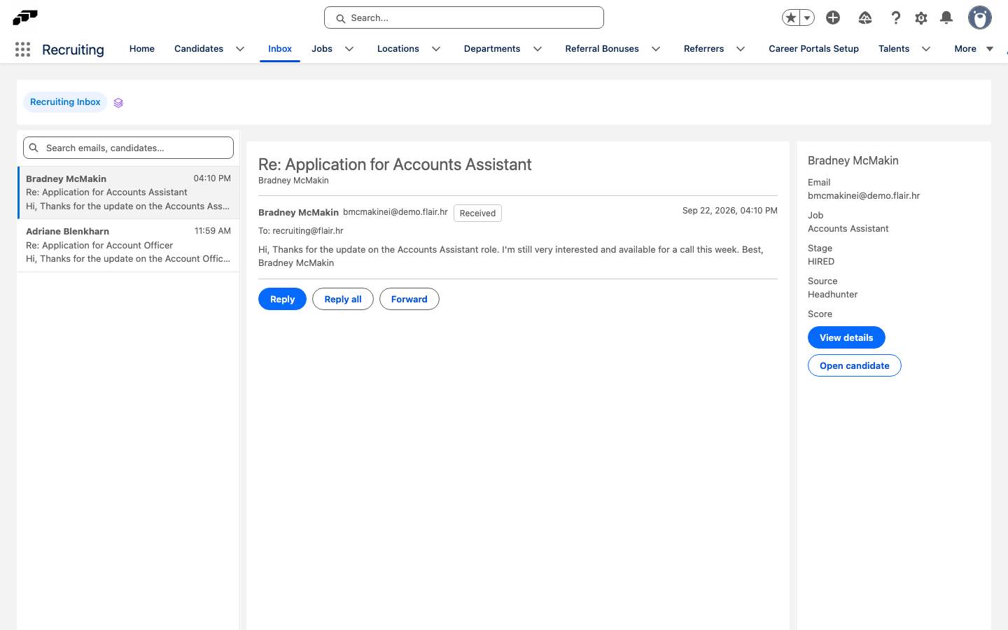 Der Inbox-Tab in der flair Recruiting App mit geöffnetem Kandidaten-E-Mail-Thread