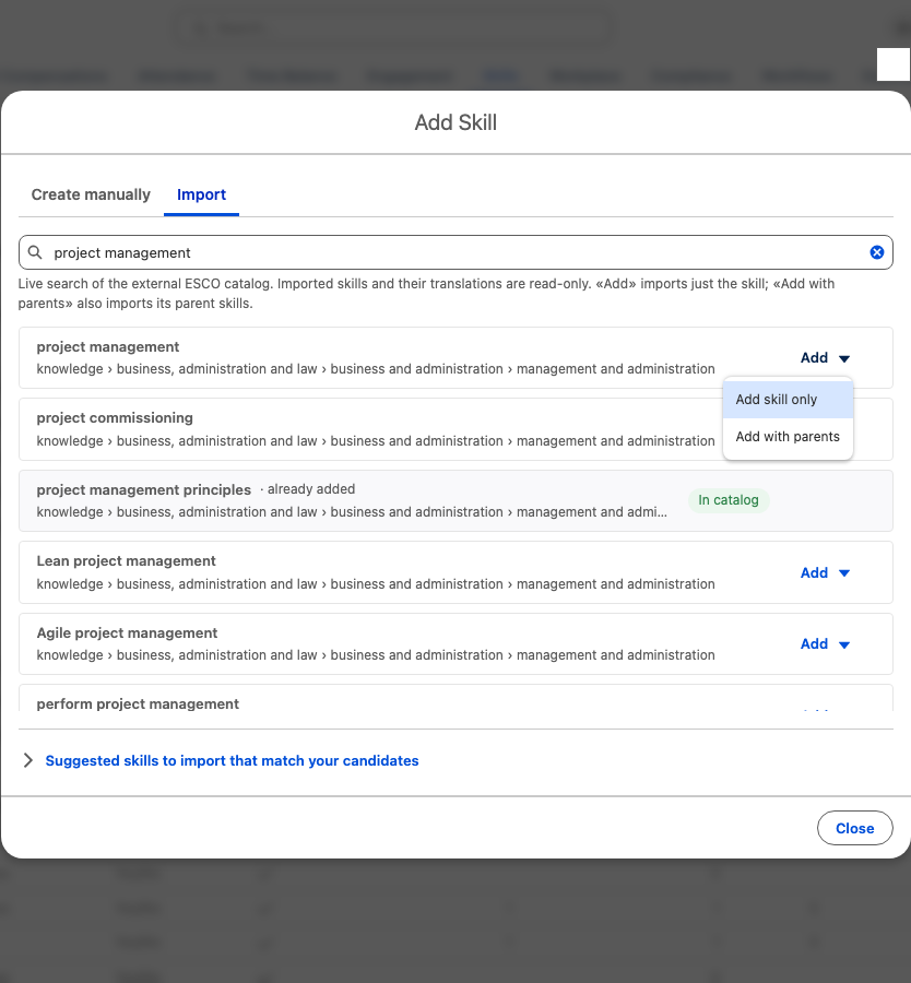 Die Registerkarte Importieren von Fähigkeit hinzufügen mit ESCO-Ergebnissen für Projektmanagement, einer bereits hinzugefügten Fähigkeit mit dem Kennzeichen Im Katalog und dem Menü Hinzufügen mit Nur Skill hinzufügen und Mit übergeordneten hinzufügen