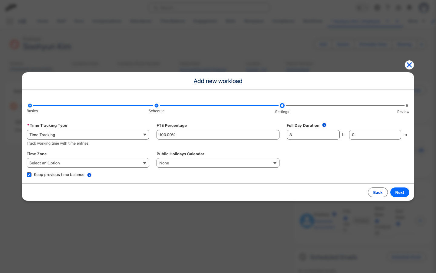 Der Schritt Einstellungen des Workload-Assistenten mit aktivierter Option Vorherigen Zeitsaldo übernehmen