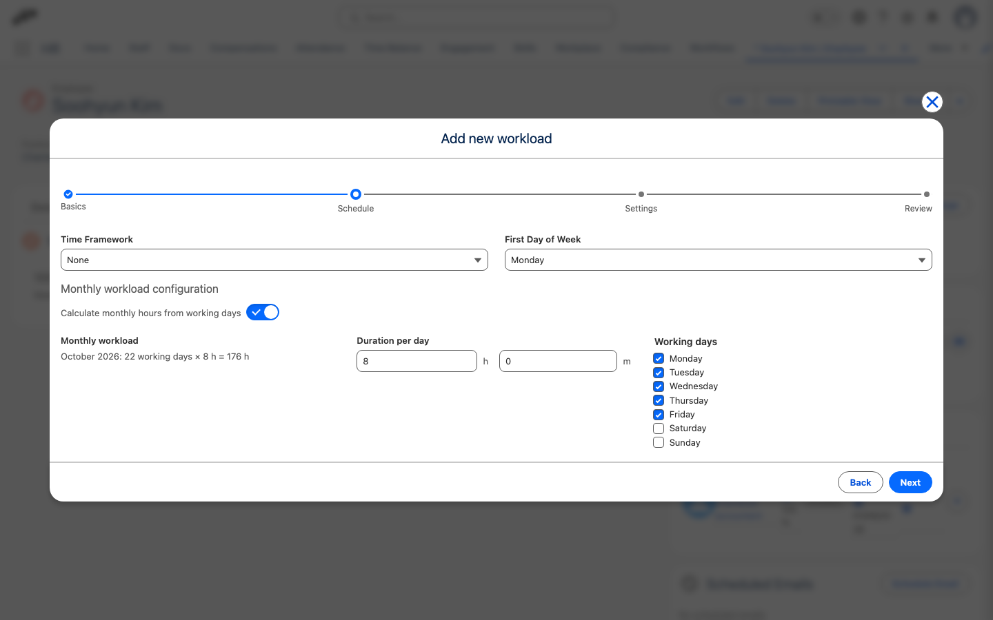 Der Schritt Zeitplan des Workload-Assistenten mit aktivierter Option Monatsstunden aus den Arbeitstagen berechnen und dem berechneten monatlichen Workload für den aktuellen Monat